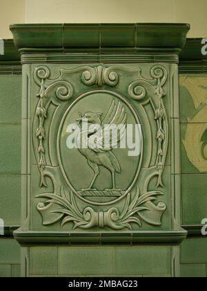 Liverpool City Council, Wavertree One Stop Shop, Picton Road, Wavertree, Liverpool, 2006. Ein eigens in Auftrag gegebenes Stück Pilkington Faience, das einen Lebervogel, das Symbol von Liverpool, darstellt, in der Eingangshalle der ehemaligen Picton Road Baths, Wavertree. Die Picton Road Baths wurden im Mai 1906 eröffnet. Das Gebäude wurde vom Borough Engineer WR Court entworfen und zu einem Preis von &#XA3;24.000 gebaut. Die Pilkington Tile &amp; Pottery Company in Clifton, Lancashire, lieferte im Inneren Glasfliesen und Faience-Arbeiten. Die Swimmingpools waren 1994 geschlossen und der Eingangsblock war später c Stockfoto