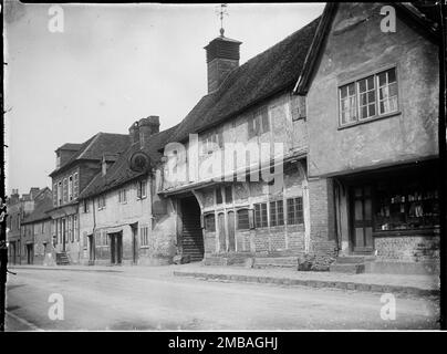 High Street, West Wycombe, Wycombe, Buckinghamshire, 1919. Nach Westen entlang der Häuser auf der Nordseite der High Street in West Wycombe, mit „The Church Loft“ und Nr. 37 High Street auf der rechten Seite des Vordergrunds. Stockfoto