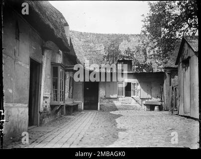 Royal Oak Inn, Wootton Rivers, Wiltshire, 1923. Der Innenhof des Royal Oak Inn. Stockfoto