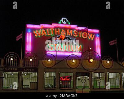 Walthamstow Stadium, Chingford Road, Walthamstow, Waltham Forest, Greater London Authority, 2006. Das beleuchtete Neonschild auf der zentralen Attika des Walthamstow Stadions, bei Nacht zu sehen. Das Schild wurde 1951 errichtet. Auf der Rückseite der Attika befindet sich der Totalisator oder das Tote Board des Stadions. Es ist Teil der gelisteten Eingangsklasse II. Das Stadion, das 1932/33 gebaut wurde, wurde 2008 geschlossen. Stockfoto