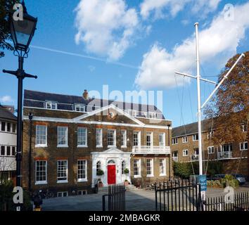 Linden House, Upper Mall, Hammersmith, Hammersmith und Fulham, Greater London Authority, 2011. Linden House, Heimat des London Corinthian Sailing Club und Sons of the Thames Ruwing Club, von Südwesten aus gesehen. Das Haus stammt aus dem frühen 18. Jahrhundert. Es wurde vom Ruderclub J Lyons &amp; Co zwischen dem Ersten und Zweiten Weltkrieg gemietet und wurde 1962 die Heimat des London Corinthian Sailing Club und des Sons of Thames Ruwing Club. Stockfoto