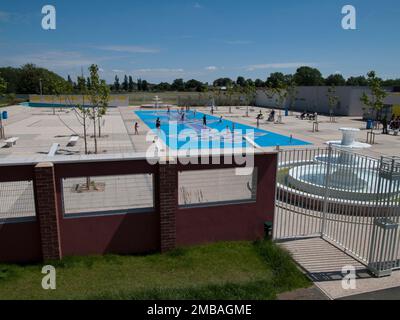 Barking Park, Splash Park, Barking, Barking und Dagenham, Greater London Authority, 2012. Blick über den Splash Park, früher ein lido, in Barking Park. Der lido oder der Freiluft-Swimmingpool im Barking Park wurde 1931 eröffnet. Es wurde 1988 geschlossen. Der Pool wurde später gefüllt und mit Springbrunnen ausgestattet, um den 2012 eröffneten Splash Park zu schaffen. Der Eingangsblock, die Brunnen und Teile der Außenwand wurden im Rahmen der &#XA3;7 Millionen Dollar schweren Renovierung des Barking Park restauriert. Stockfoto