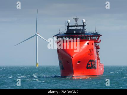 Westermost Rough Wind Farm, 2015. Das Spezialschiff Sea Challenger und eine 6MW-Windturbine auf der Westermost Rough Wind Farm. Sea Challenger gehört A2Sea und ist ein speziell für die Installation von Windturbinen gebautes Spezialschiff. Das Foto wurde kurz nach der Fertigstellung aufgenommen, um den Standort zu zeigen. Stockfoto