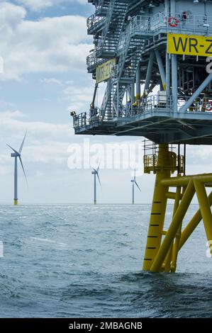 Westermost Rough Wind Farm, 2015. Ein Blick auf die Westermost Rough Wind Farm mit einem Teil der Umspannstation im Vordergrund und 6MW Windturbinen dahinter. Stockfoto