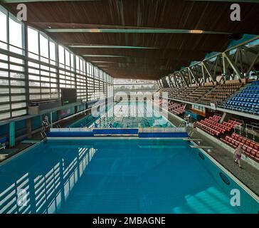 Crystal Palace National Sports Centre, Crystal Palace Park, Bromley, Greater London Authority, 2013. Der Swimmingpool im Crystal Palace National Sports Centre, von der Tauchplattform am nördlichen Ende aus gesehen Das National Recreation Centre wurde 1964 eröffnet. Es wurde auf dem Gelände eines Ausstellungszentrums des Crystal Palace Trust erbaut. Als die Entwürfe in den Jahren 1953 und 1954 entworfen wurden, war es die erste Multifunktionshalle in Großbritannien, in der sowohl Nass- als auch Trockensportarten in einem Gebäude untergebracht waren. Auf der Poolseite des Gebäudes befinden sich ein 50m-m-Pool, ein Tauchbecken und ein Lernbecken. Das Buildin Stockfoto