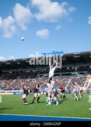 Allianz Park, Hendon, Barnet, Greater London Authority, 2013. Rugbyspieler auf dem Platz im Allianz Park, ehemals Copthall Stadium, während eines Spiels zwischen Saracens und Bath. Das Copthall Stadium wurde 1964 eröffnet. Es ist bekannt als Allianz Park (2013-2020) und StoneX Stadium (von 2021). Im Stadion befindet sich der Saracens Football Club. Stockfoto