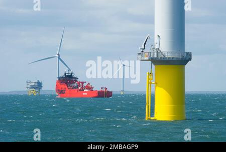 Westermost Rough Wind Farm, 2015. Ein Blick auf die Westermost Rough Wind Farm mit dem Fuß einer Turbine im Vordergrund und dem Spezialschiff Sea Challenger, der Umspannstation und 6MW Windturbinen im Hintergrund. Sea Challenger gehört A2Sea und ist ein speziell für die Installation von Windturbinen gebautes Spezialschiff. Das Foto wurde kurz nach der Fertigstellung aufgenommen, um den Standort zu zeigen. Stockfoto