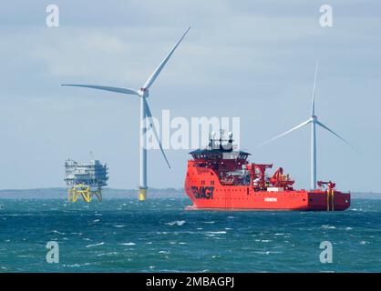 Westermost Rough Wind Farm, 2015. Das Spezialschiff Sea Challenger auf der Westermost Rough Wind Farm mit der Umspannstation und 6MW Windturbinen im Hintergrund. Sea Challenger gehört A2Sea und ist ein speziell für die Installation von Windturbinen gebautes Spezialschiff. Das Foto wurde kurz nach der Fertigstellung aufgenommen, um den Standort zu zeigen. Stockfoto