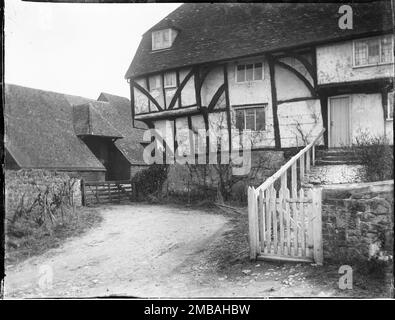 Roses Manor Farm, Broomfield Road, Lower Broomfield, Broomfield und Kingswood, Maidstone, Kent, 1904. Blick auf die Rosenfarm vom Gartentor aus, mit einem Wealden House im Vordergrund und einer wetterbewachsenen Scheune im Norden. Das Haus auf der Roses Farm ist ein Wealden House, das im späten 15. Oder frühen 16. Jahrhundert erbaut wurde. Im Norden befindet sich eine Holzrahmenscheune mit Wetterbrettern, die im 18. Jahrhundert oder früher erbaut wurde und später in ein Wohngebäude namens Fairview Barn umgewandelt wurde. Stockfoto