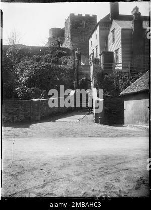 Ypres Castle Inn, Gungarden, Rye, Rother, East Sussex, 1905. Blick auf das Ypres Castle Inn aus dem Osten, wobei die Leute die Treppe hinunter gehen. Stockfoto