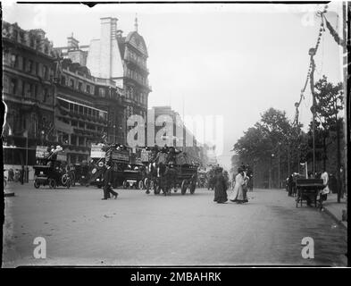 Piccadilly, City of Westminster, Greater London Authority, 1911. Ein Blick auf Piccadilly in Richtung Hyde Park Corner, der Fußgänger, Kraftfahrzeuge und einen Pferdewagen auf der geschäftigen Straße zeigt. Stockfoto