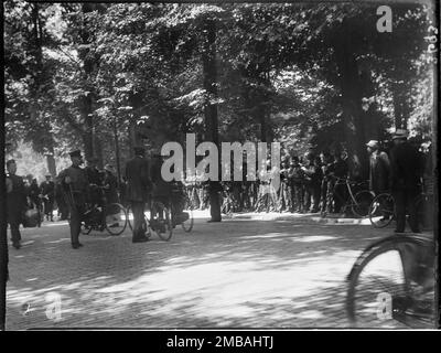 Den Haag, Niederlande, 1914. Soldaten der niederländischen Armee mobilisieren sich in Den Haag (Den Haag), nur 4 Tage nach Beginn des Ersten Weltkriegs. Der Fotograf war bei Ausbruch des Ersten Weltkriegs in Holland im Urlaub und dieses Foto wurde nur 4 Tage später gemacht. Die Niederlande blieben neutral, aber um eine Invasion zu verhindern, mobilisierten sie am 1. August 1914 ihre Armee und transportierten Soldaten an die Landesgrenzen. Stockfoto