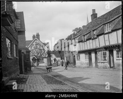 Church Street, Princes Risborough, Wycombe, Buckinghamshire, 1918. Blick nach Westen entlang der Church Street in Princes Risborough, vorbei an einer Reihe von Holzhäusern aus dem 15. Und frühen 16. Jahrhundert. Die abgebildete Reihe von Häusern wurde später im Jahr 1938 restauriert. Das Foto zeigt auch einen Mann, der die Straße durchkämmt, und zwei Fußgänger im Hintergrund. Stockfoto