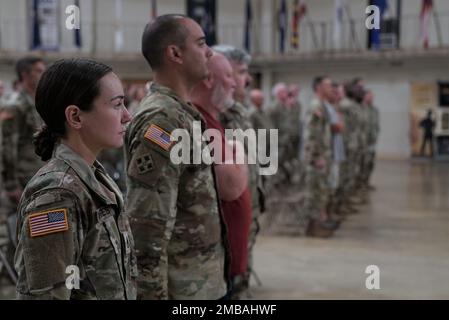 Die Teilnehmer stehen während eines Geburtstags der Armee am 14. Juni 2022 im Major General S. Beightler Armory in Columbus, Ohio, auf der Hut. Die Führung der Ohio Army National Guard veranstaltete eine Zeremonie zu Ehren des 247. Jahres der Armee, die 1775, mehr als ein Jahr vor der Unabhängigkeitserklärung, gegründet wurde. Stockfoto