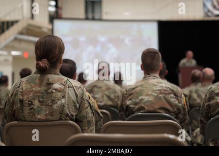 Die Teilnehmer sehen ein Video während eines Geburtstags der Armee am 14. Juni 2022 im Major General S. Beightler Armory in Columbus, Ohio. Die Führung der Ohio Army National Guard veranstaltete eine Zeremonie zu Ehren des 247. Jahres der Armee, die 1775, mehr als ein Jahr vor der Unabhängigkeitserklärung, gegründet wurde. Stockfoto