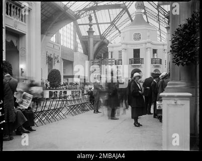 Wembley Park, Brent, Greater London Authority, 1924. Das Innere des Gebäudes des Industriepalastes der British Empire Exhibition im Wembley Park zeigt Menschen, die in der Nähe des Cauldon China Stand stehen. Die British Empire Exhibition wurde am St. George's Day 1924 eröffnet, um den Handel anzuregen und die Beziehungen zwischen den Ländern des Britischen Empire zu stärken. Stockfoto