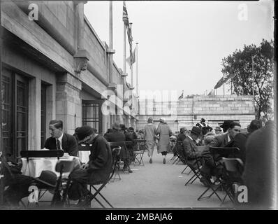 Wembley Park, Brent, Greater London Authority, 1924. Leute auf dem Tee-Balkon der British Empire Exhibition im Wembley Park. Die British Empire Exhibition wurde am St. George's Day 1924 eröffnet, um den Handel anzuregen und die Beziehungen zwischen den Ländern des Britischen Empire zu stärken. Stockfoto