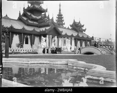 Wembley Park, Brent, Greater London Authority, 1924. Blick über einen Teich in Richtung Burma Pavilion bei der British Empire Exhibition im Wembley Park. Die British Empire Exhibition wurde am St. George's Day 1924 eröffnet, um den Handel anzuregen und die Beziehungen zwischen den Ländern des Britischen Empire zu stärken. Stockfoto