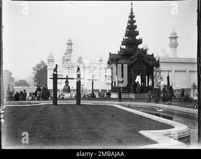 Wembley Park, Brent, Greater London Authority, 1924. Eine Glocke und ein buddhistischer Schrein im Burma Pavilion auf der British Empire Exhibition im Wembley Park. Die British Empire Exhibition wurde am St. George's Day 1924 eröffnet, um den Handel anzuregen und die Beziehungen zwischen den Ländern des Britischen Empire zu stärken. Stockfoto