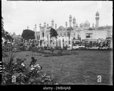 Wembley Park, Brent, Greater London Authority, 1924. Bei der British Empire Exhibition im Wembley Park blicken Sie über einen Garten und sehen Menschenmassen außerhalb des India Pavilion. Die British Empire Exhibition wurde am St. George's Day 1924 eröffnet, um den Handel anzuregen und die Beziehungen zwischen den Ländern des Britischen Empire zu stärken. Die Ausstellung erwies sich als so beliebt, dass sie bis Oktober 1925 lief. Stockfoto