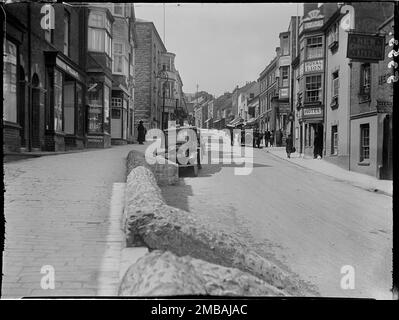 Broad Street, Lyme Regis, West Dorset, Dorset, 1925. Blick auf die Broad Street vom Fuß des Hügels mit dem Royal Lion Hotel auf der rechten Seite des Vordergrunds. Stockfoto