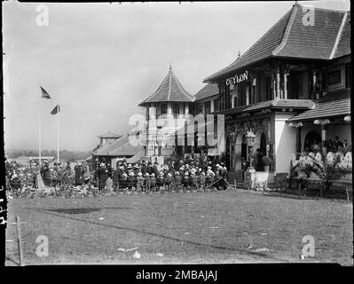 Wembley Park, Brent, Greater London Authority, 1924. Vor dem Ceylon Pavillon bei der British Empire Exhibition im Wembley Park ist eine Menschenmenge zu sehen. Die British Empire Exhibition wurde am St. George's Day 1924 eröffnet, um den Handel anzuregen und die Beziehungen zwischen den Ländern des Britischen Empire zu stärken. Die Ausstellung erwies sich als so beliebt, dass sie bis Oktober 1925 lief. Stockfoto