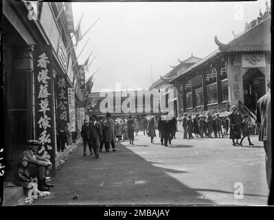 Wembley Park, Brent, Greater London Authority, 1924. Menschen, die auf der British Empire Exhibition im Wembley Park vor dem China Pavillon spazieren gehen. Stockfoto