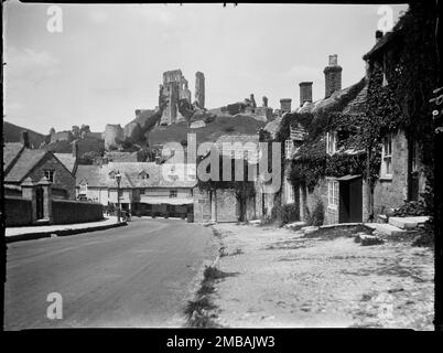 Corfe Castle, Purbeck, Dorset, 1927. Blick entlang der East Street in Richtung Greyhound Hotel mit den Ruinen von Corfe Castle auf dem Hügel dahinter. Stockfoto