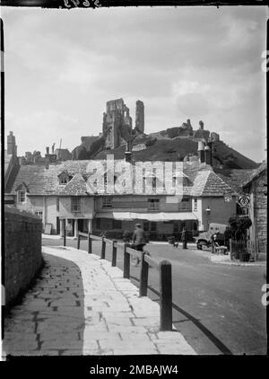 Greyhound Hotel, The Square, Corfe Castle, Purbeck, Dorset, 1927. Greyhound Hotel mit den Ruinen von Corfe Castle auf dem Hügel dahinter, von der erhöhten Straße auf der Westseite der East Street aus gesehen. Stockfoto