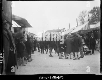 Market Square, Stow-on-the-Wold, Cotswold, Gloucestershire, 1928. Eine Vergnügungsmesse auf dem Marktplatz während der Stow Horse Fair, auf der eine Menschenmenge zwischen den Messegeländen zu sehen ist. Stockfoto