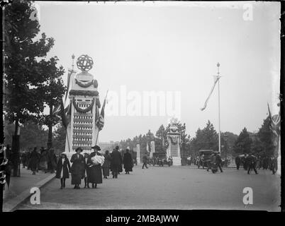 The Mall, City of Westminster, Greater London Authority, 1919. Ein Blick auf Fußgänger, die an temporären Pylons vorbeigehen, die an berühmte Schlachten, Belagerungen und Befreiungen des 1. Weltkriegs erinnern Dieses Foto gehört zu einer Gruppe, die der Fotograf am 18., 21. &Amp; 23. Juli 1919 aufnahm und die Friedensdekorationen aufnahm, die in London zum Friedenstag und zum Siegesmarsch am 19. Juli 1919 zur Feier des Endes des 1. Weltkriegs errichtet wurden. Stockfoto