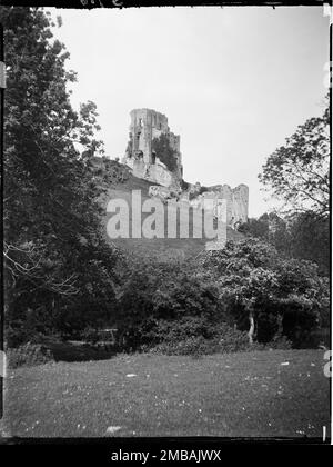 Corfe Castle, Corfe Castle, Purbeck, Dorset, 1927. Blick auf die Ruinen von Corfe Castle vom Südwesten. Im Negativindex für die Sammlung hat der Fotograf aufgezeichnet, dass das Foto vom Spukgang aufgenommen wurde. Dies könnte ein Hinweis auf die Geister sein, die angeblich in Corfe Castle spuken. Stockfoto