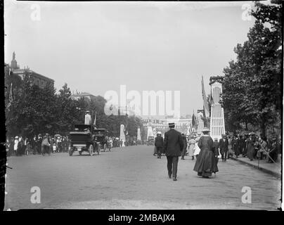 The Mall, City of Westminster, Greater London Authority, 1919. Ein Blick entlang der Mall zeigt Fußgänger, die an temporären Pylonen vorbeilaufen, die an berühmte Schlachten, Belagerungen und Befreiungen des Ersten Weltkriegs erinnern Dieses Foto gehört zu einer Gruppe, die der Fotograf am 18., 21. &Amp; 23. Juli 1919 aufnahm und die Friedensdekorationen aufnahm, die in London zum Friedenstag und zum Siegesmarsch am 19. Juli 1919 zur Feier des Endes des 1. Weltkriegs errichtet wurden. Stockfoto