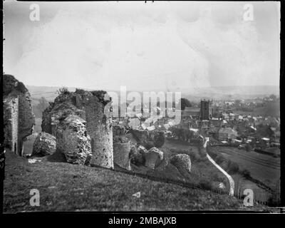 Corfe Castle, Purbeck, Dorset, 1927. Das Dorf Corfe Castle aus den Ruinen von Corfe Castle mit dem südwestlichen Torhaus links im Vordergrund. Stockfoto