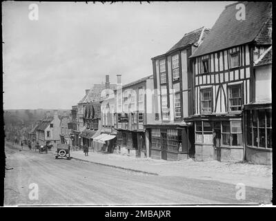 121-123 High Street, Burford, West Oxfordshire, Oxfordshire, 1924. Nach Norden entlang der Ostseite der High Street in Burford mit den Nummern 121 und 123 im Vordergrund. Sie wurde aufgenommen, um Taber House in der 123 High Street zu zeigen, wo die Fotografin während ihres Besuchs in Burford wohnte. 123 High Street wurde später auch als das Haus von Simon bezeichnet. Stockfoto