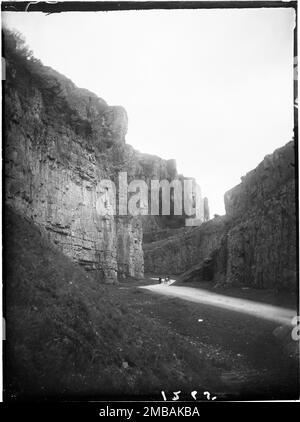 Cheddar Gorge, Cliff Road, Cheddar, Sedgemoor, Somerset, 1907. Blick nach Osten entlang der Straße, die aus der Cheddar Gorge in Richtung einer Figur führt, die neben einem Pony und einer Falle läuft. Stockfoto