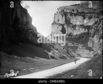 Cheddar Gorge, Cliff Road, Cheddar, Sedgemoor, Somerset, 1907. Ein Blick auf den Vater des Fotografen, John MacFee, der auf der Straße durch die Cheddar Gorge spaziert. Stockfoto