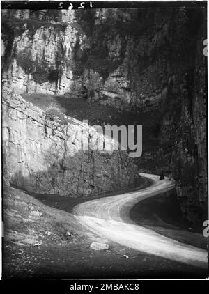 Cheddar Gorge, Cliff Road, Cheddar, Sedgemoor, Somerset, 1907. Blick auf drei Frauen, die die Straße entlang durch die Cheddar Gorge spazieren. Stockfoto