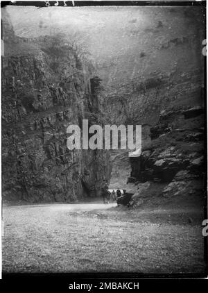 Cheddar Gorge, Cliff Road, Cheddar, Sedgemoor, Somerset, 1907. Blick auf einen Mann auf dem Pferderücken und zwei Wanderer in einer Kurve der Straße durch Cheddar Gorge. Stockfoto