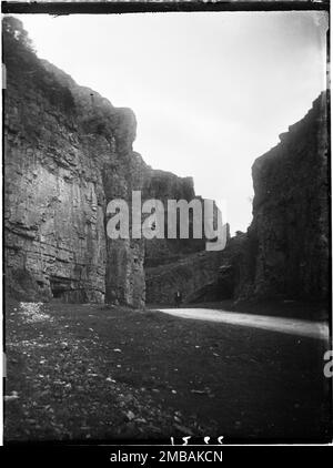 Cheddar Gorge, Cliff Road, Cheddar, Sedgemoor, Somerset, 1907. Blick auf einen Mann, der die Straße entlang durch die Cheddar Gorge geht. Stockfoto