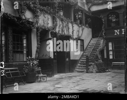 New Inn, 16-20 Northgate Street, Gloucester, Gloucestershire, 1930. Das Äußere des New Inn zeigt eine Reihe von Stufen, die vom Innenhof zur Galerie im ersten Stock führen. Das New Inn soll das beste noch existierende Beispiel eines mittelalterlichen Gasthauses in Großbritannien sein. Stockfoto