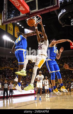 Arizona State Guard Devan Cambridge (35) taucht den Ball in der zweiten Hälfte des NCAA-Basketballspiels gegen UCLA in Tempe, Arizona, Donnerstag, Janua Stockfoto