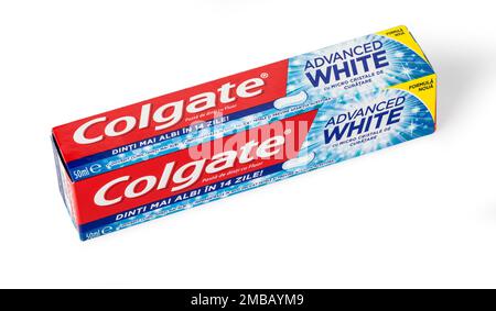 CHISINAU, MOLDAWIEN - 25. MÄRZ 2016. Colgate Toothpaste, Advanced Sensation White, isoliert auf Weiß. Colgate ist eine Marke für Zahnpasta, die von Colga hergestellt wird Stockfoto