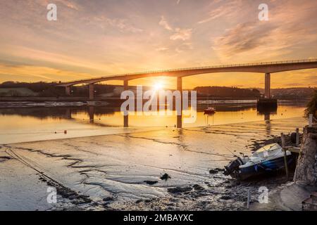 Nach Tagen mit Wind und Regen geht an einem milden Januarmorgen bei Ebbe die Sonne hinter der Torridge Bridge auf. Stockfoto