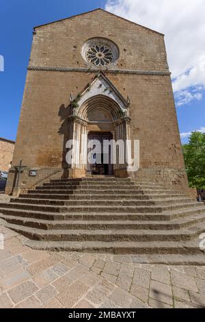 Pieve dei Santi Leonardo e Cristoforo a Monticchiello, eine Kirche in Montichiello im Val d'Orcia in der Toskana, Italien. Stockfoto