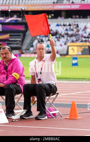 Technischer Offizier signalisiert einen Foul-Sprung, startet Foul, beim World para Athletics Championships Long Jump T37 im Olympiastadion in London 2017 Stockfoto