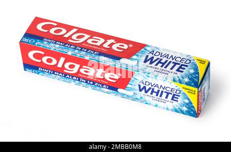 CHISINAU, MOLDAWIEN - 25. MÄRZ 2016. Colgate Toothpaste, Advanced Sensation White, isoliert auf Weiß. Colgate ist eine Marke für Zahnpasta, die von Colga hergestellt wird Stockfoto