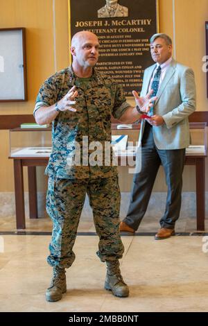 Generalleutnant David G. Bellon, Left, Commander of Marine Forces Reserve and Marine Forces South, und Gregg T. Habel, Executive Director, Marine Forces Reserve and Marine Forces South, sprechen vor dem Publikum, nachdem sie in der Marine Corps Support Facility New Orleans am 14. Juni 2022 die Auszeichnungen für den Zivildienst verliehen haben. Stockfoto