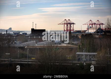 Ein Blick über die Stadt Bootle, Sefton in Richtung der Seaforth Docks on the Mersey, die an die Stadt Liverpool angrenzen. 2015 wurde bekannt gegeben, dass das HMRC sein Büro im Triad House in Bootle schließen sollte, was zu Arbeitsplatzverlusten in der Stadt führen könnte. Die Anlage wurde Ende 2021 schließlich aufgelöst. Abbildung zur Veranschaulichung eines Merkmals auf der so genannten „Levelling-up“-Agenda der britischen Regierung. Stockfoto