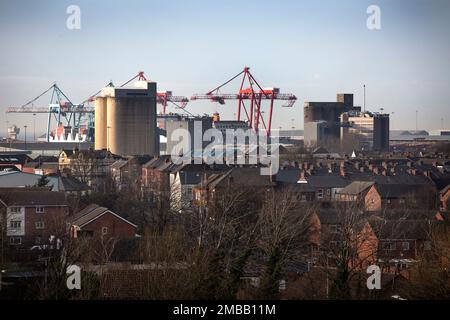 Ein Blick über die Stadt Bootle, Sefton in Richtung der Seaforth Docks on the Mersey, die an die Stadt Liverpool angrenzen. 2015 wurde bekannt gegeben, dass das HMRC sein Büro im Triad House in Bootle schließen sollte, was zu Arbeitsplatzverlusten in der Stadt führen könnte. Die Anlage wurde Ende 2021 schließlich aufgelöst. Abbildung zur Veranschaulichung eines Merkmals auf der so genannten „Levelling-up“-Agenda der britischen Regierung. Stockfoto